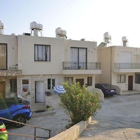 Isabella Court Townhouse Near Venus Beach And Lidl Paphos ภายนอก รูปภาพ