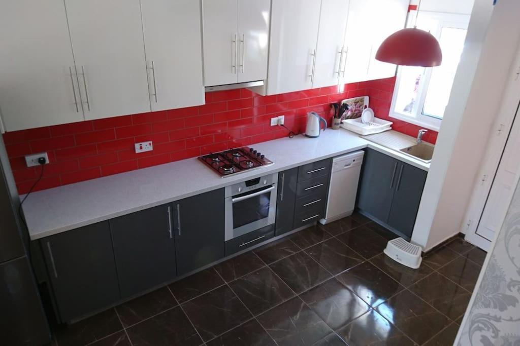 Isabella Court Townhouse Near Venus Beach And Lidl Paphos ภายนอก รูปภาพ