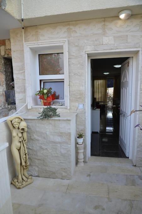 Isabella Court Townhouse Near Venus Beach And Lidl Paphos ภายนอก รูปภาพ